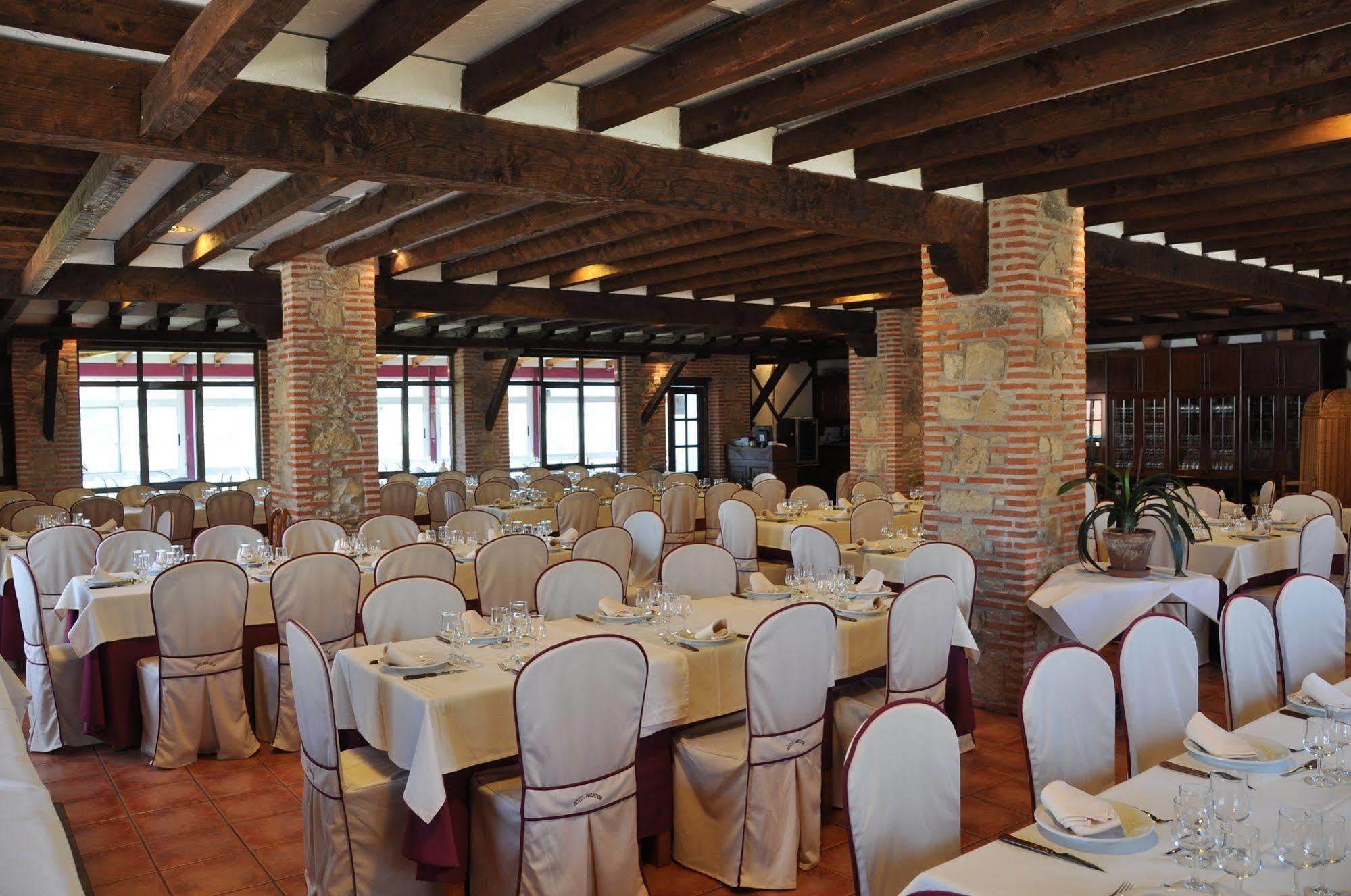 Apartamentos El Mirador Del Soto Sotoserrano Kültér fotó